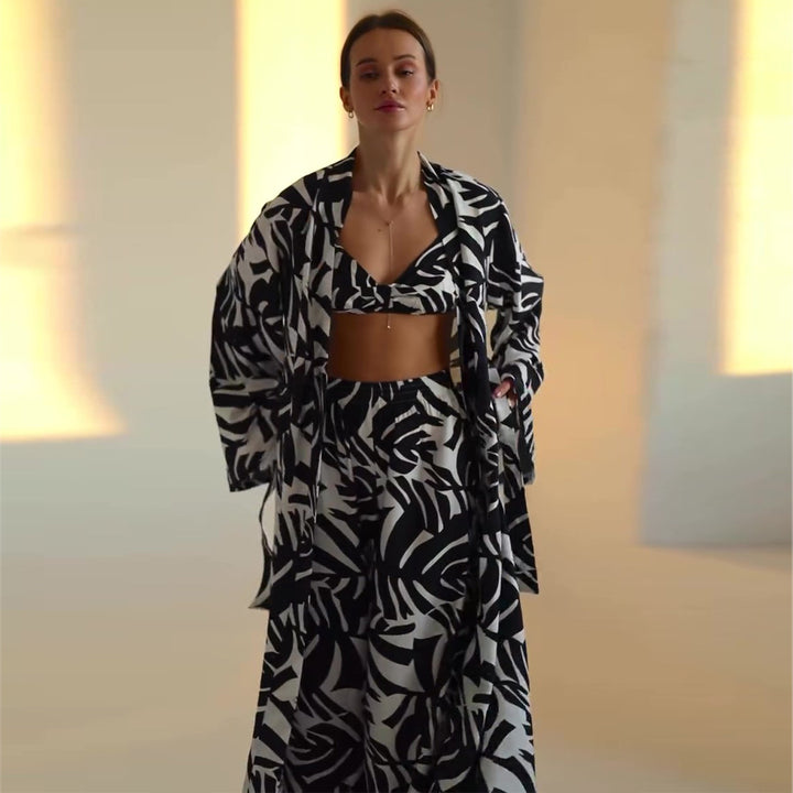 Kvinnors strandoutfit med trendigt blommönster Mirla-Eva Jonsson