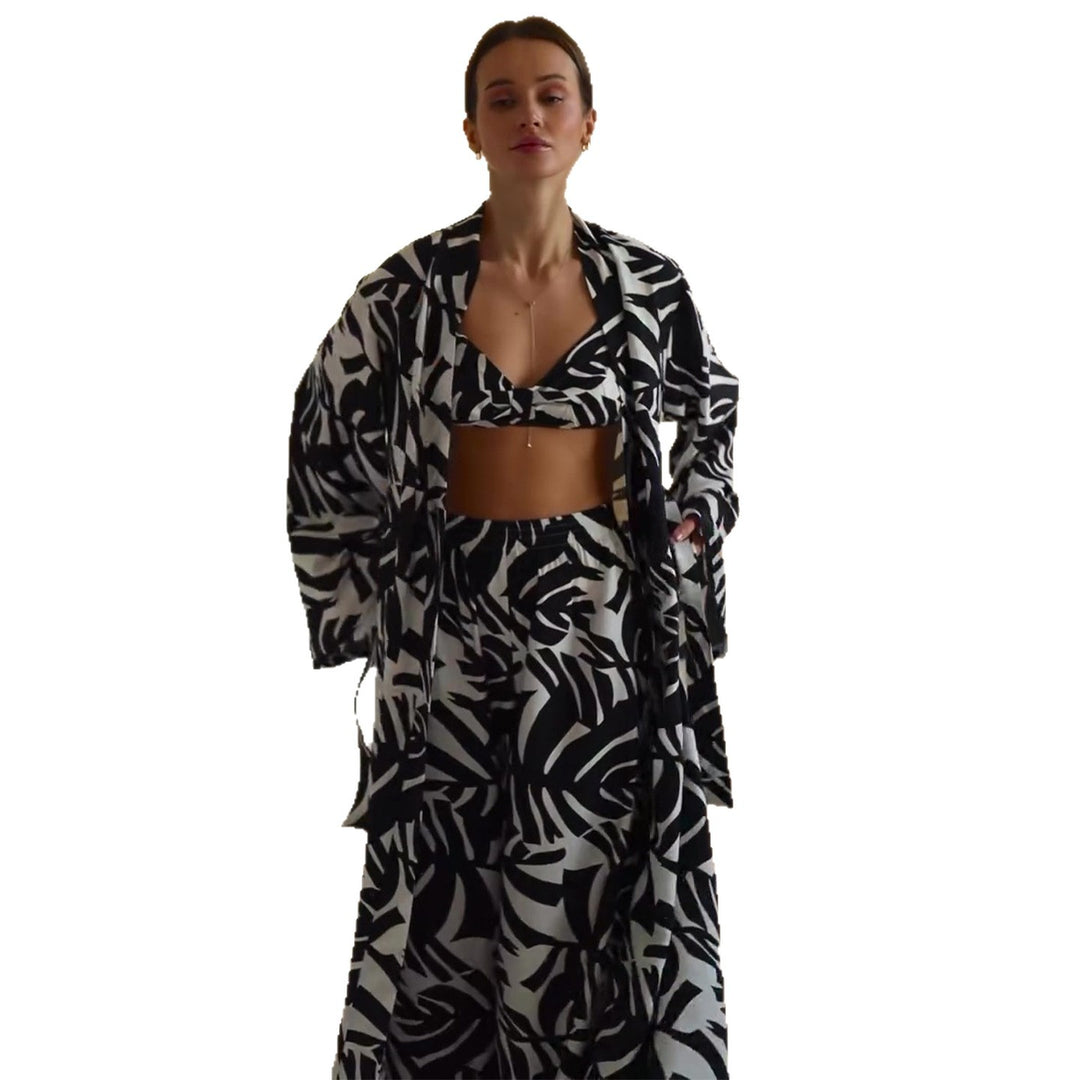 Kvinnors strandoutfit med trendigt blommönster Mirla-Eva Jonsson