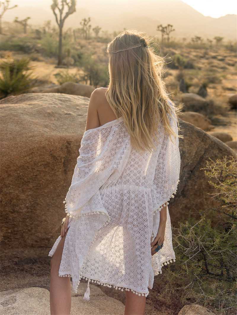 Kvinnors strandtunika med delikata virkade mönster och pomponer Mirla-Eva Jonsson