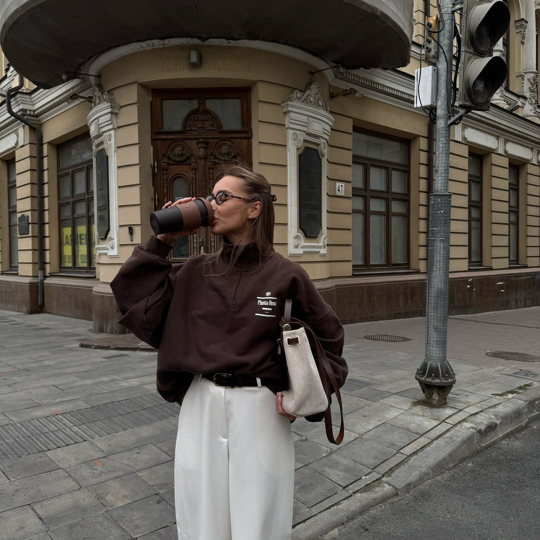 Kvinnors streetwear-tröja med hög krage och halvzip stängning Mirla-Eva Jonsson