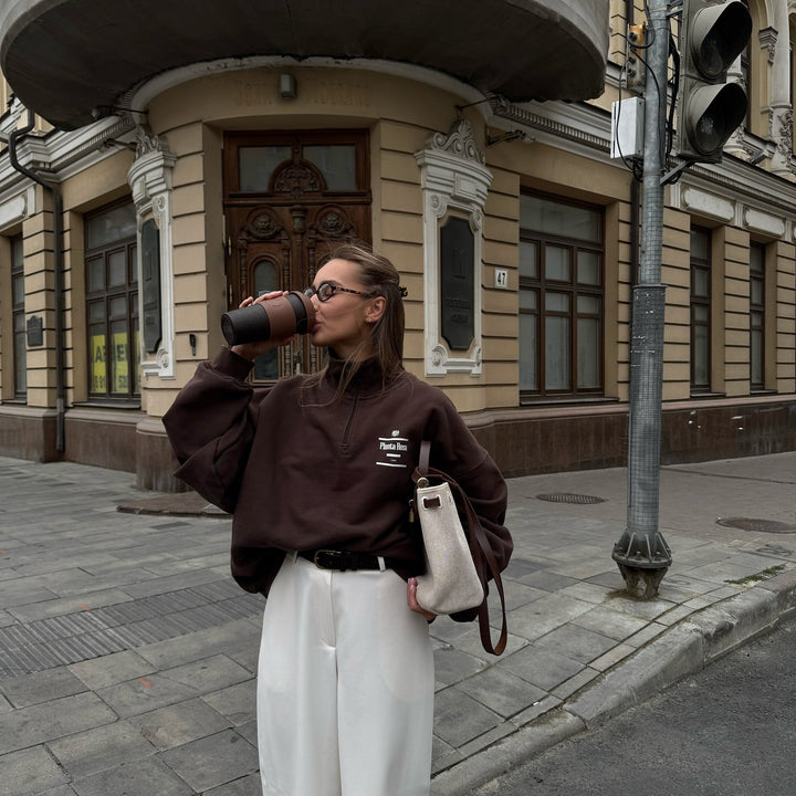 Kvinnors streetwear-tröja med hög krage och halvzip stängning Mirla-Eva Jonsson