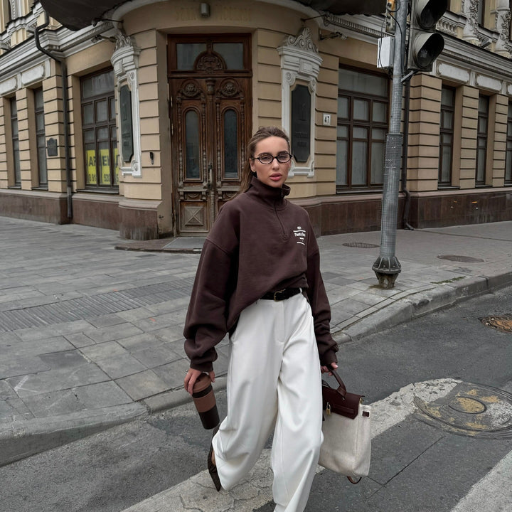 Kvinnors streetwear-tröja med hög krage och halvzip stängning Mirla-Eva Jonsson