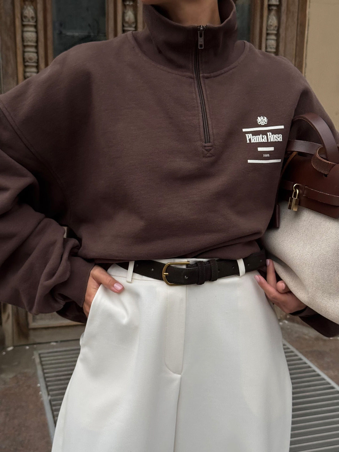 Kvinnors streetwear-tröja med hög krage och halvzip stängning Mirla-Eva Jonsson