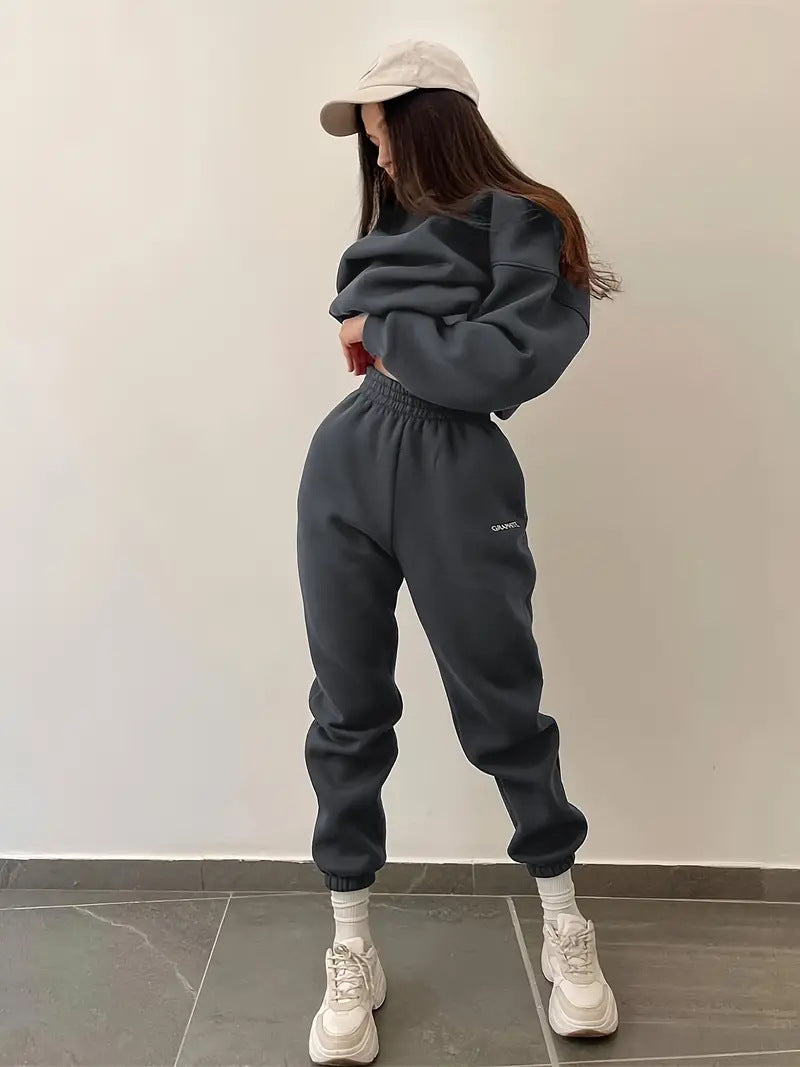Kvinnors sweat suit med modern oversized passform och elastiskt midjeband Mirla-Eva Jonsson