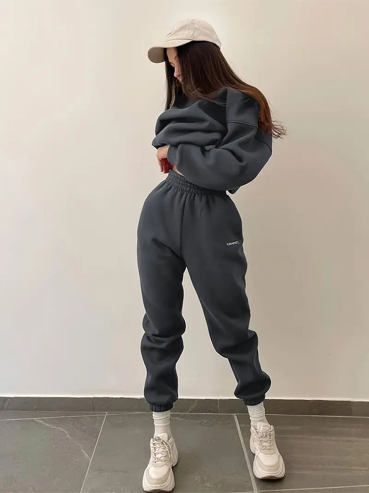 Kvinnors sweat suit med modern oversized passform och elastiskt midjeband Mirla-Eva Jonsson
