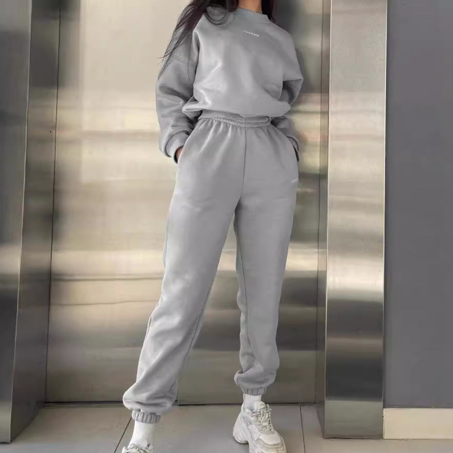 Kvinnors sweat suit med modern oversized passform och elastiskt midjeband Mirla-Eva Jonsson