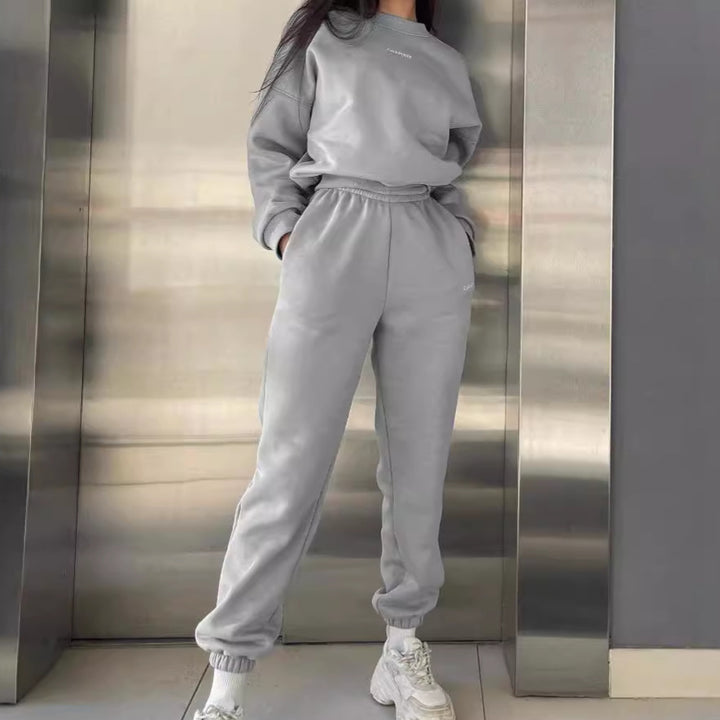 Kvinnors sweat suit med modern oversized passform och elastiskt midjeband Mirla-Eva Jonsson