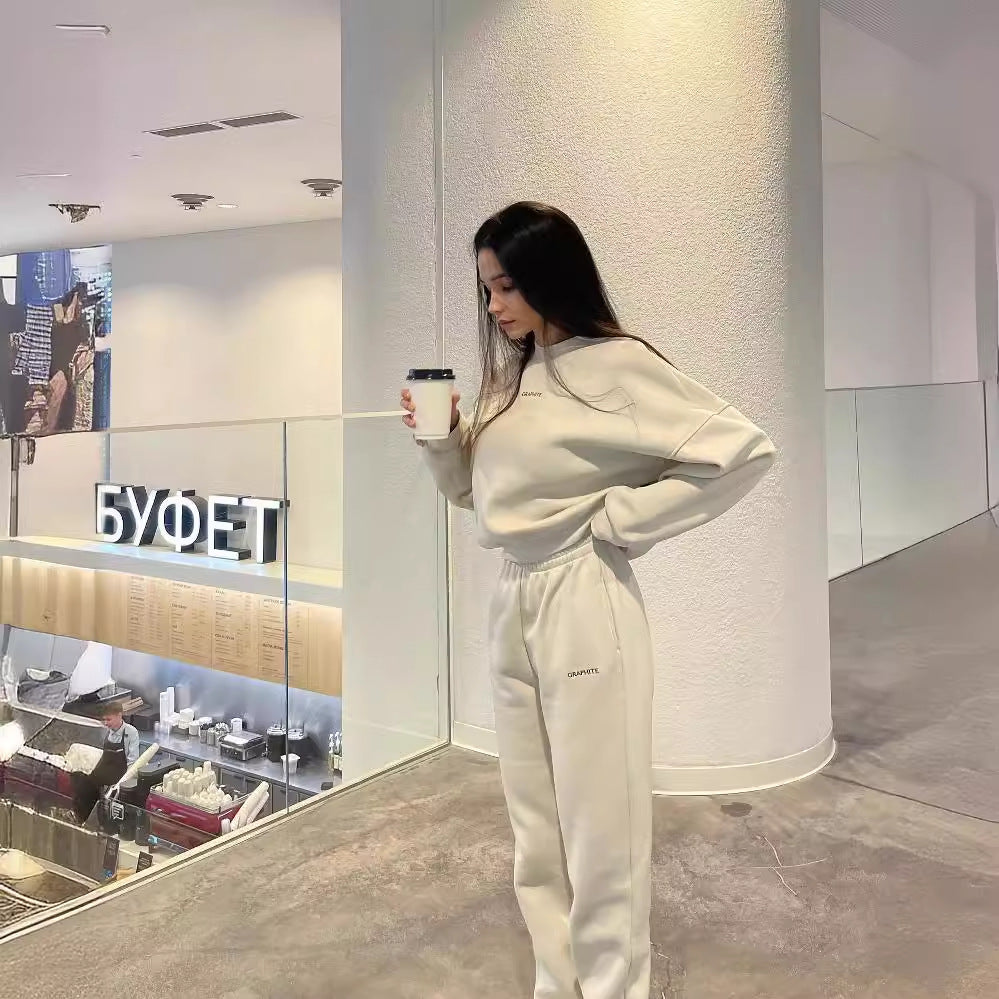 Kvinnors sweat suit med modern oversized passform och elastiskt midjeband Mirla-Eva Jonsson