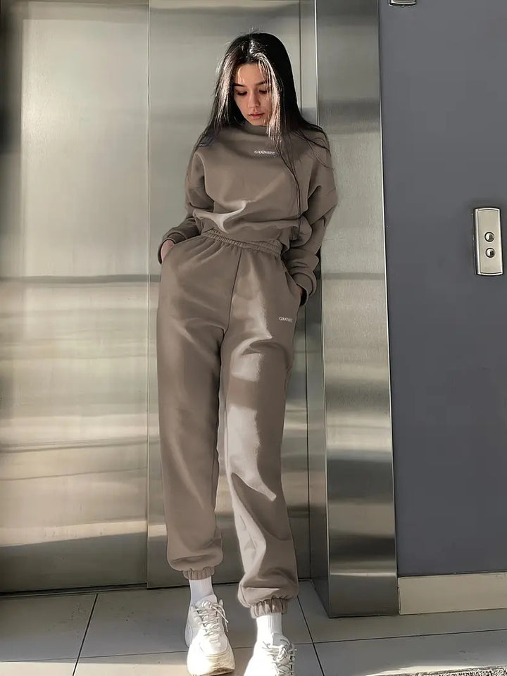 Kvinnors sweat suit med modern oversized passform och elastiskt midjeband Mirla-Eva Jonsson