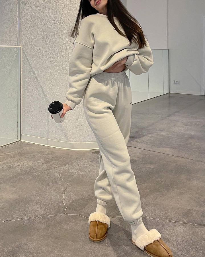Kvinnors sweat suit med modern oversized passform och elastiskt midjeband Mirla-Eva Jonsson