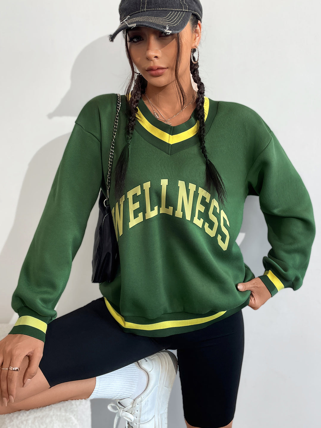 Kvinnors sweatshirt med V-hals och kreativ wellnesstryck Mirla-Eva Jonsson