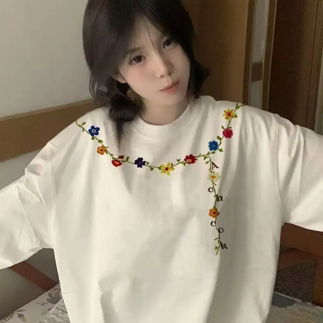 Kvinnors sweatshirt med blommönster broderi design Mirla-Eva Jonsson