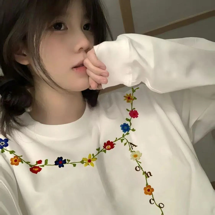 Kvinnors sweatshirt med blommönster broderi design Mirla-Eva Jonsson