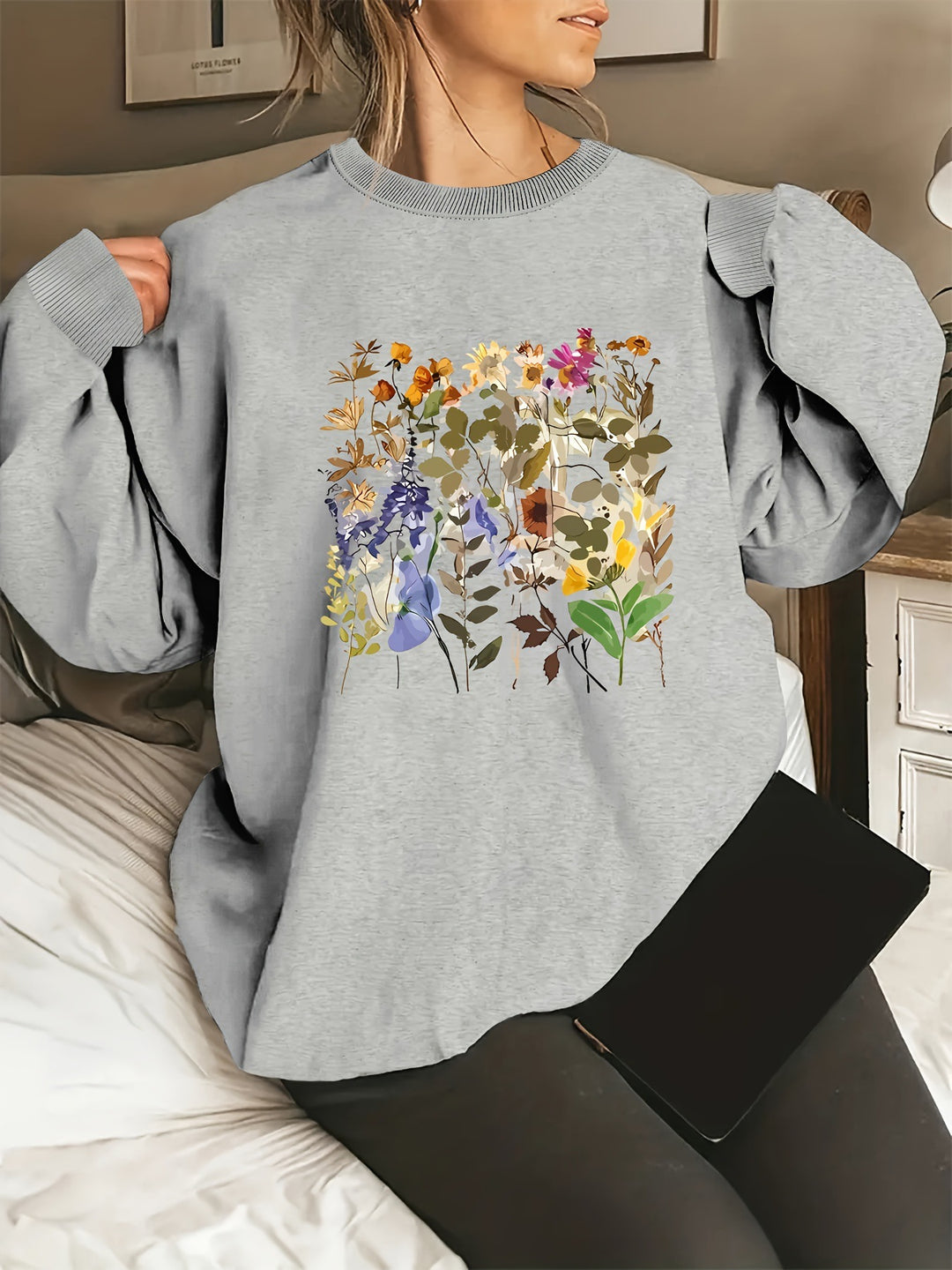 Kvinnors sweatshirt med blommönster och bekväm passform Mirla-Eva Jonsson