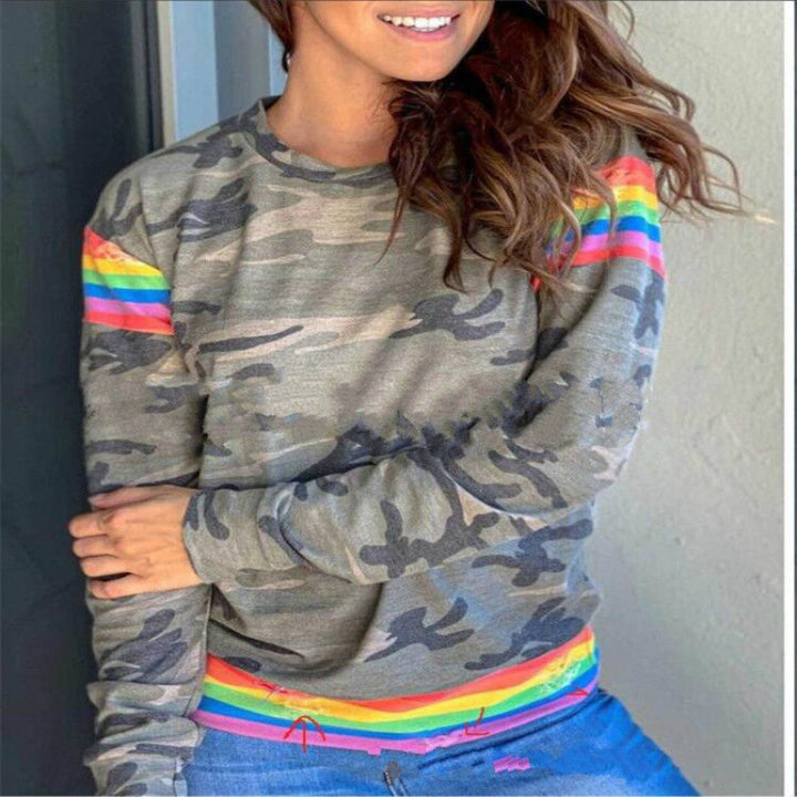 Kvinnors sweatshirt med färgglad camouflage-mönster och regnbågsdetaljer Mirla-Eva Jonsson
