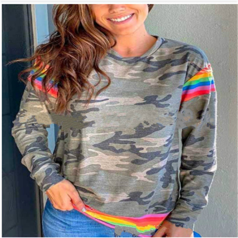 Kvinnors sweatshirt med färgglad camouflage-mönster och regnbågsdetaljer Mirla-Eva Jonsson
