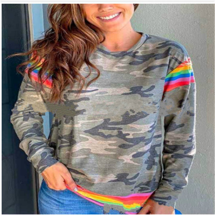 Kvinnors sweatshirt med färgglad camouflage-mönster och regnbågsdetaljer Mirla-Eva Jonsson