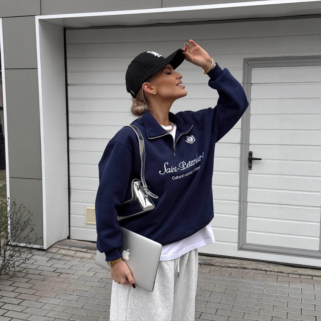 Kvinnors sweatshirt med hög krage och trendig logotryck Mirla-Eva Jonsson