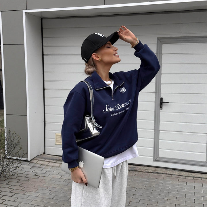 Kvinnors sweatshirt med hög krage och trendig logotryck Mirla-Eva Jonsson