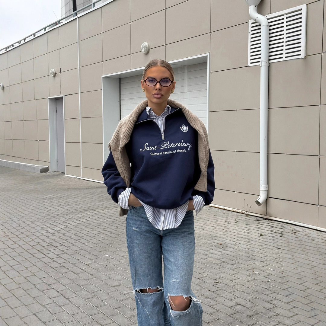 Kvinnors sweatshirt med hög krage och trendig logotryck Mirla-Eva Jonsson