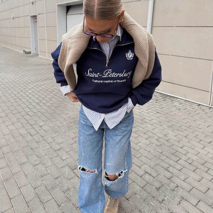 Kvinnors sweatshirt med hög krage och trendig logotryck Mirla-Eva Jonsson