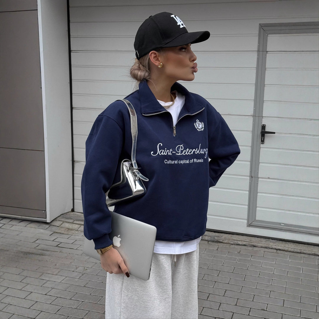 Kvinnors sweatshirt med hög krage och trendig logotryck Mirla-Eva Jonsson