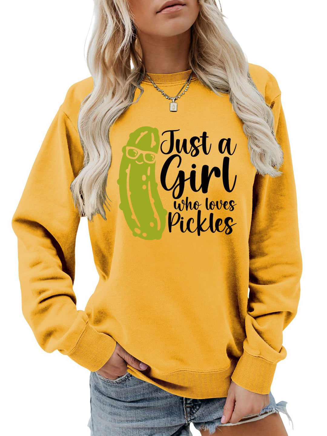 Kvinnors sweatshirt med humoristisk gurkmotiv och avslappnad passform Mirla-Eva Jonsson