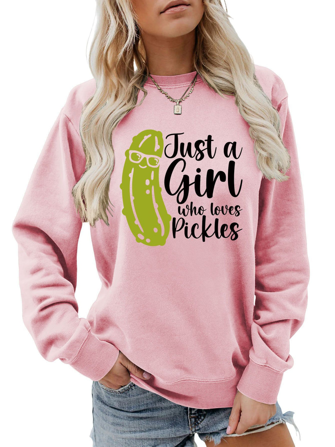 Kvinnors sweatshirt med humoristisk gurkmotiv och avslappnad passform Mirla-Eva Jonsson
