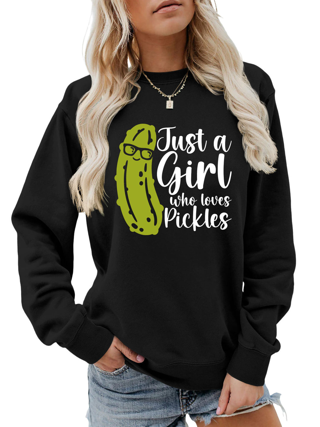 Kvinnors sweatshirt med humoristisk gurkmotiv och avslappnad passform Mirla-Eva Jonsson