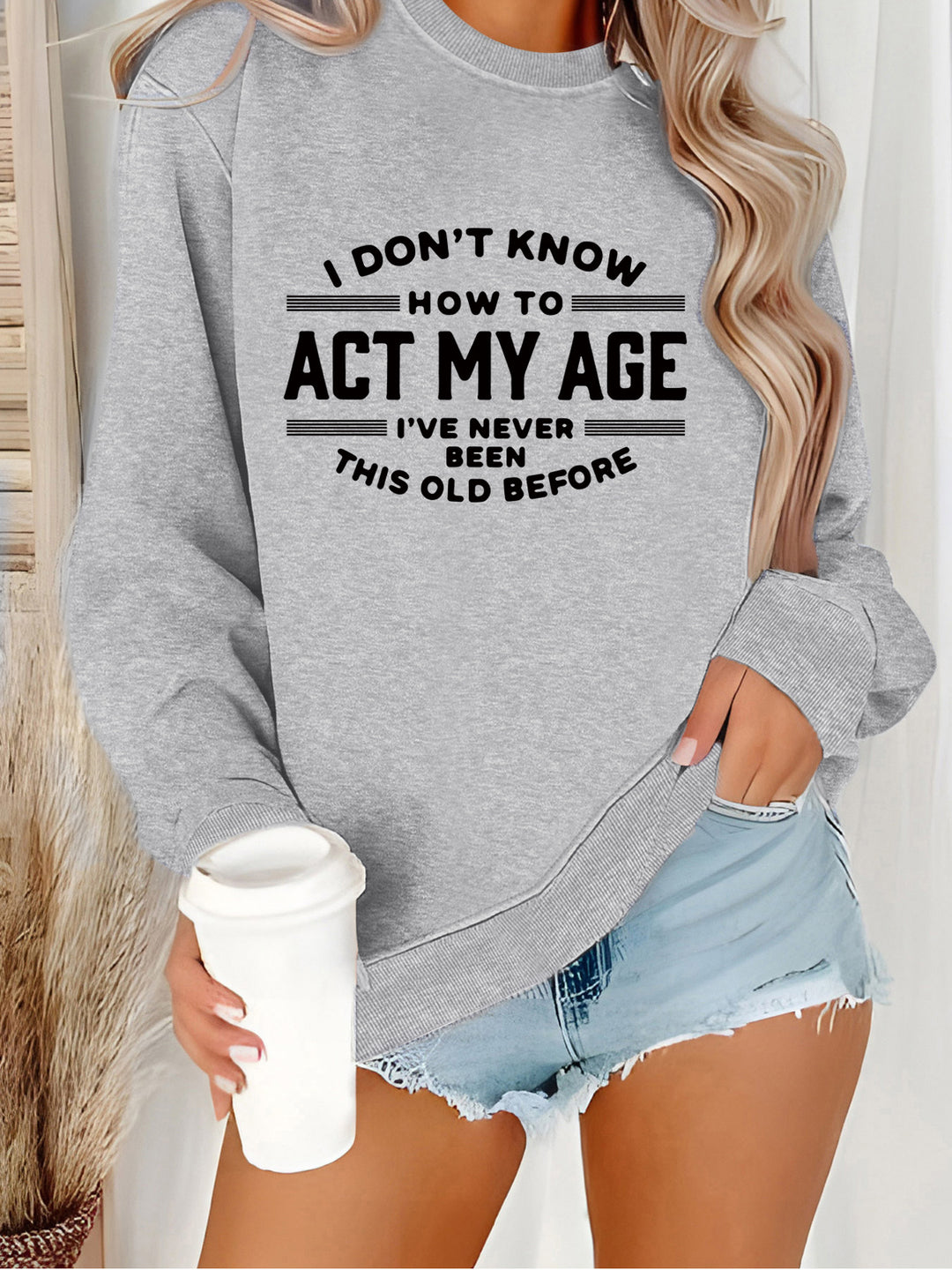 Kvinnors sweatshirt med humoristiskt tryck och avslappnad passform Mirla-Eva Jonsson