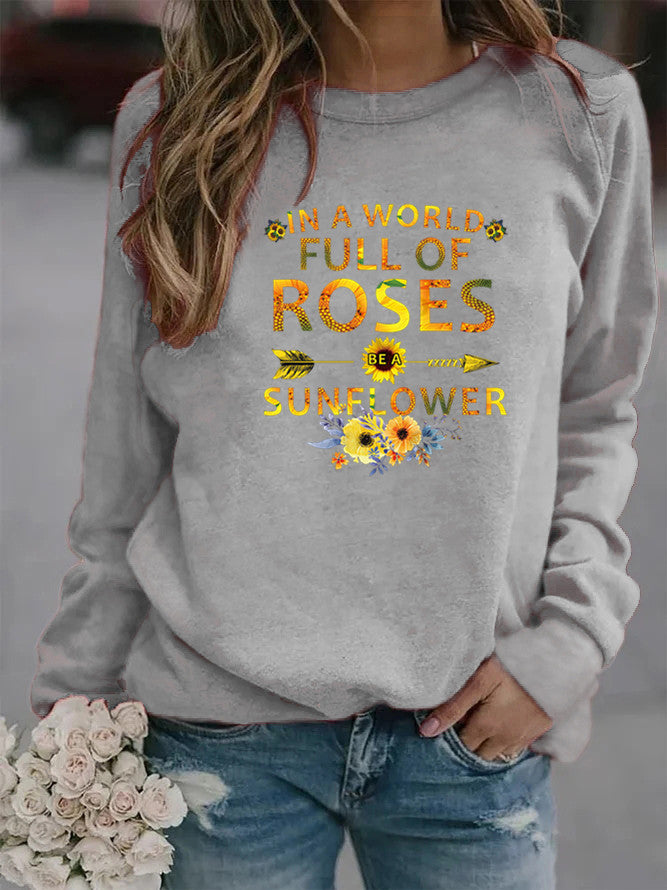 Kvinnors sweatshirt med inspirerande design och blommig dekorering Mirla-Eva Jonsson