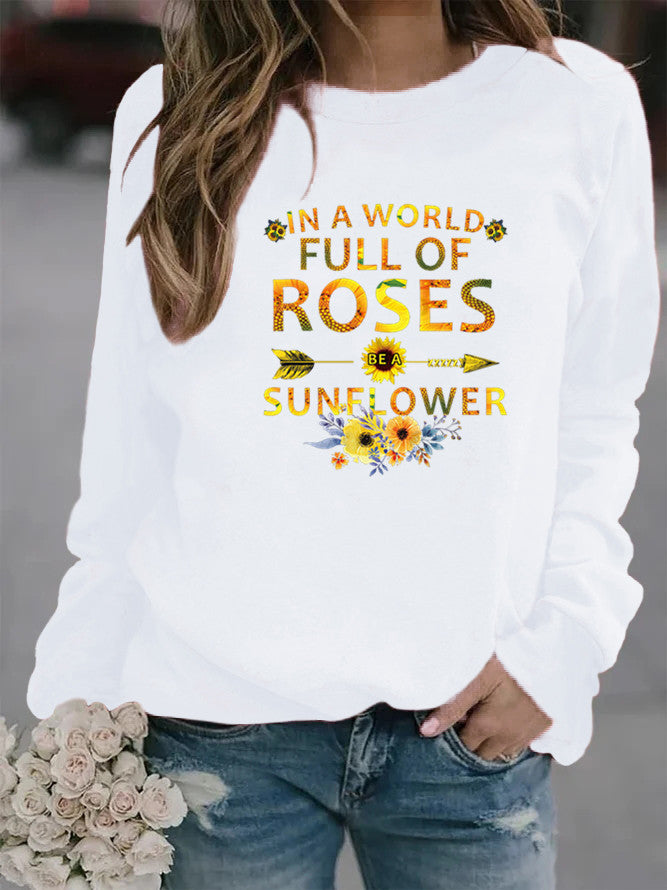 Kvinnors sweatshirt med inspirerande design och blommig dekorering Mirla-Eva Jonsson