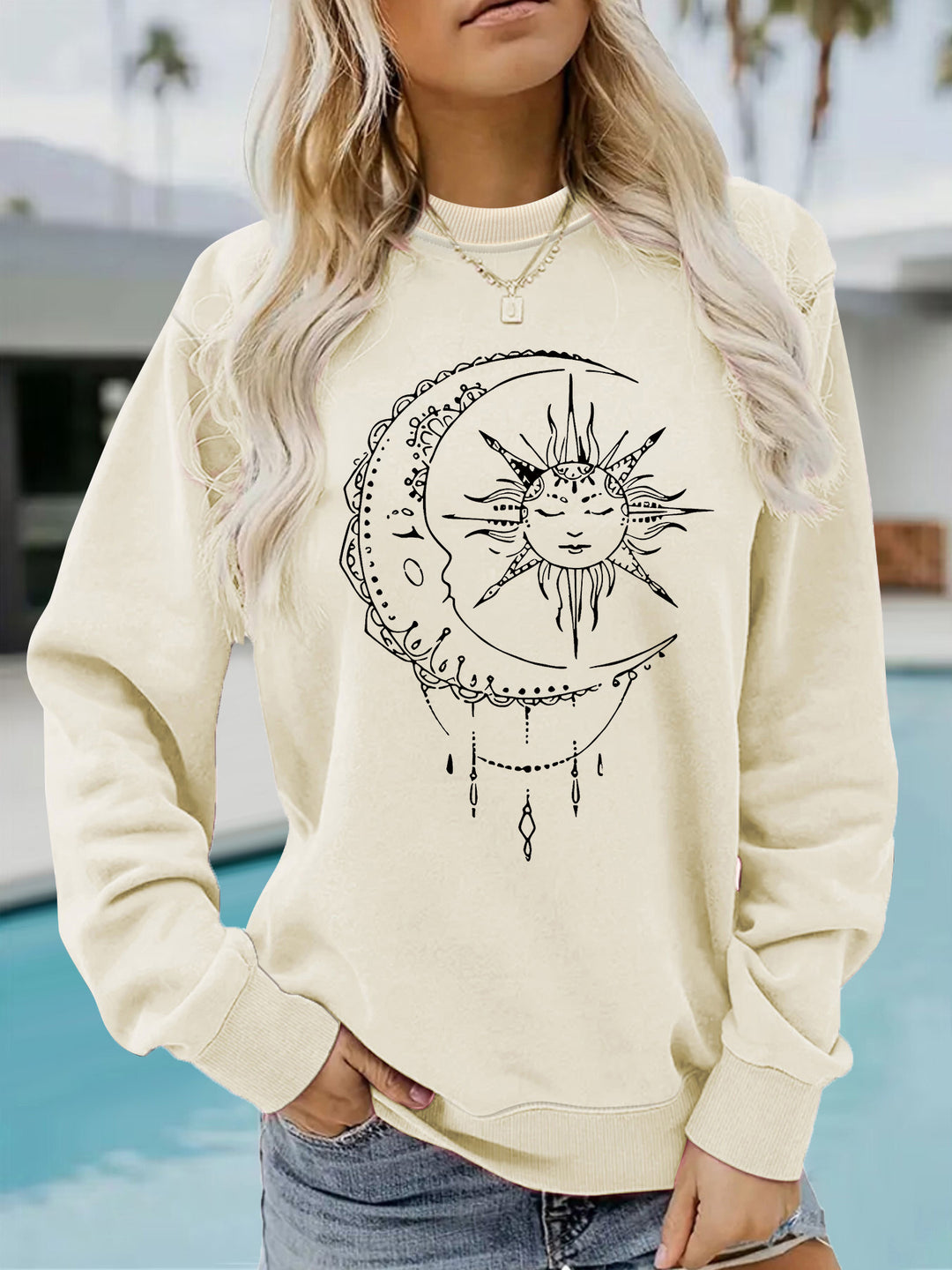 Kvinnors sweatshirt med konstnärlig sol- och måndesign Mirla-Eva Jonsson