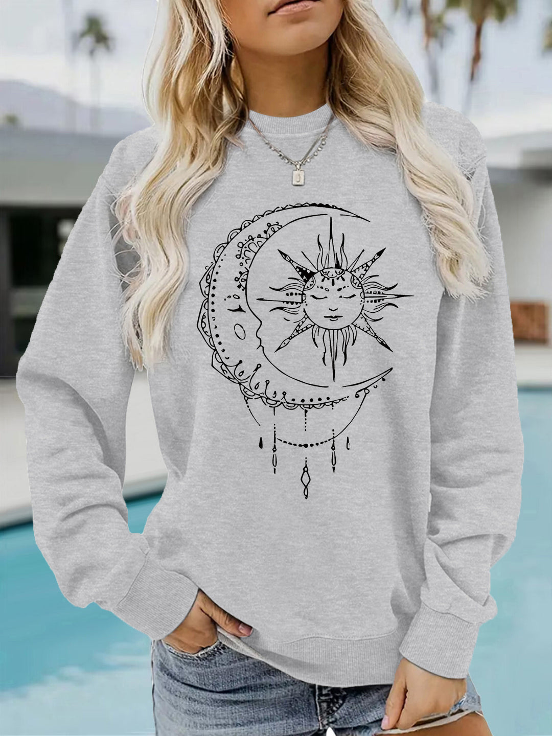 Kvinnors sweatshirt med konstnärlig sol- och måndesign Mirla-Eva Jonsson