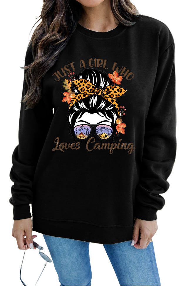 Kvinnors sweatshirt med konstnärligt campingmotiv Mirla-Eva Jonsson