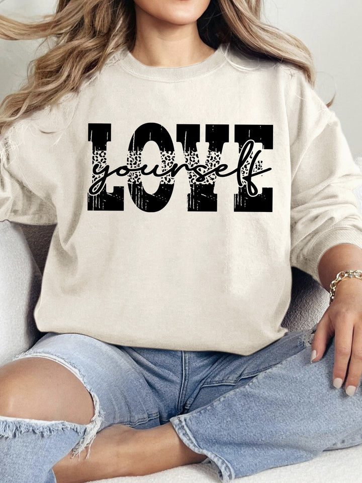Kvinnors sweatshirt med kreativ LOVE bokstavering och avslappnad passform Mirla-Eva Jonsson
