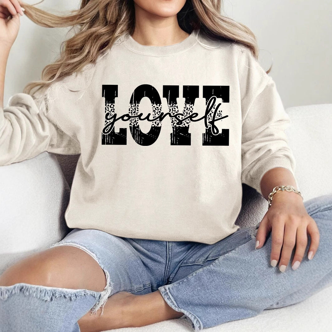 Kvinnors sweatshirt med kreativ LOVE bokstavering och avslappnad passform Mirla-Eva Jonsson