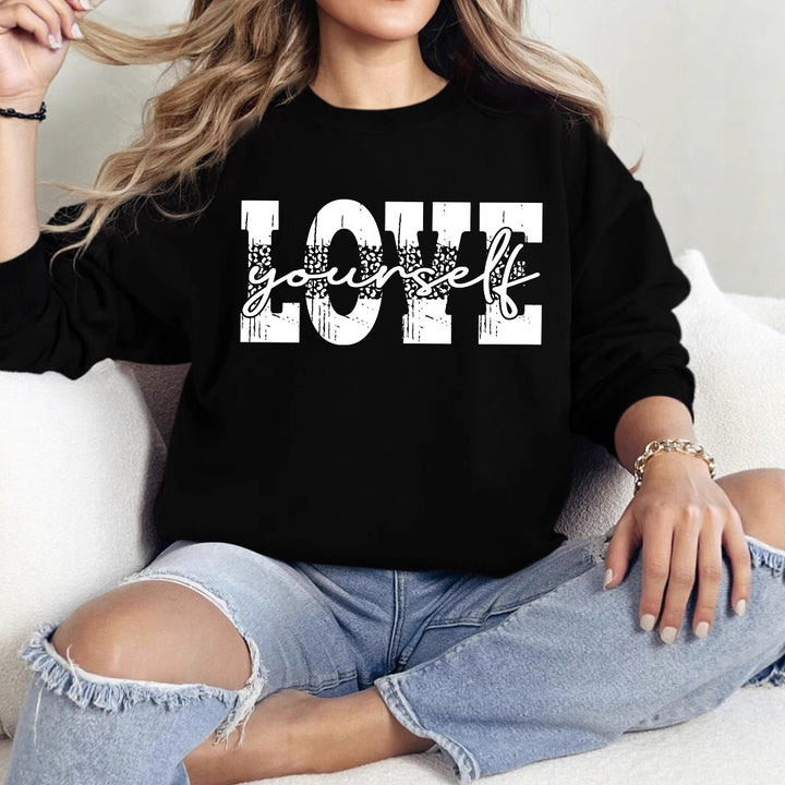 Kvinnors sweatshirt med kreativ LOVE bokstavering och avslappnad passform Mirla-Eva Jonsson