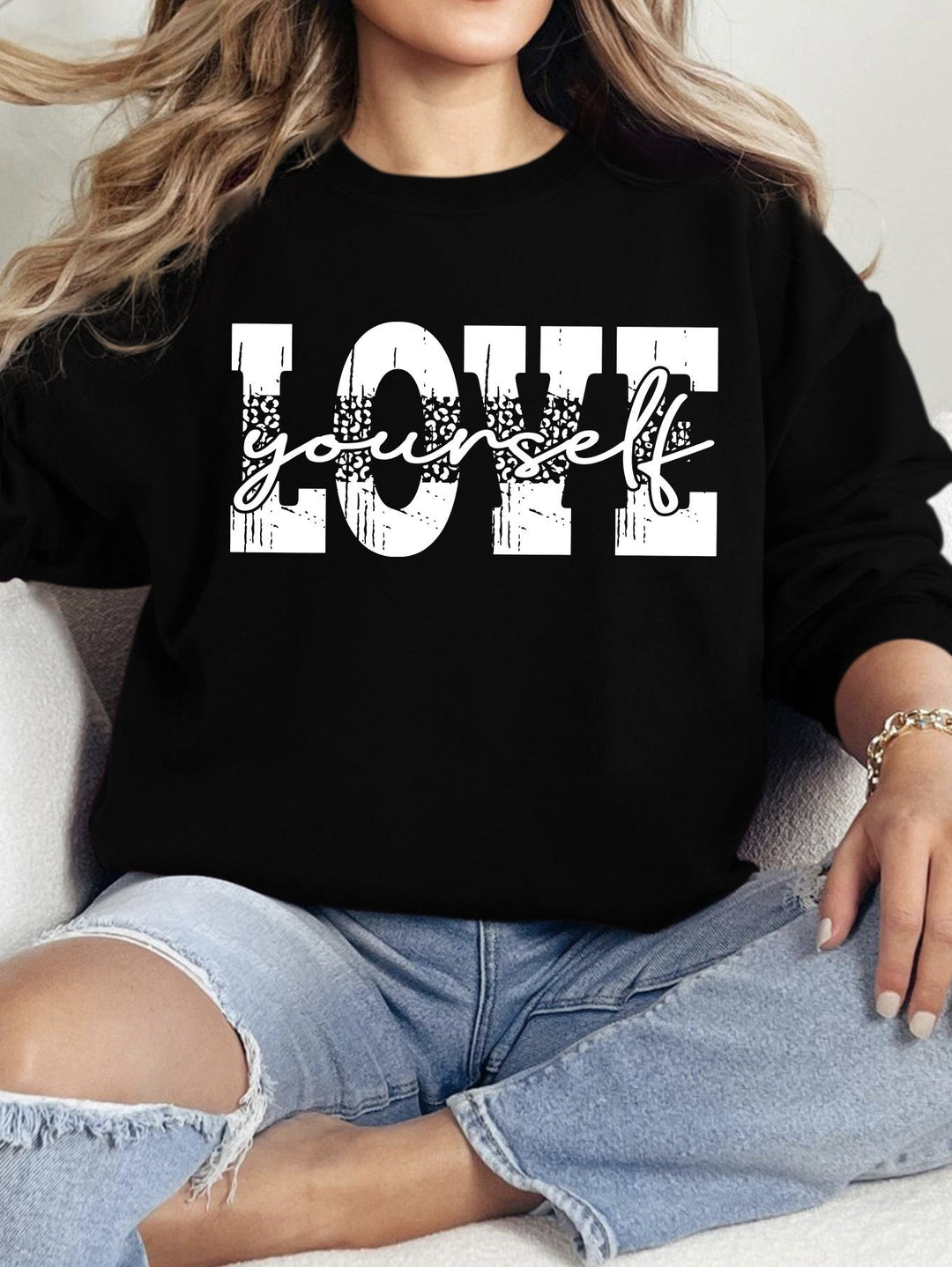Kvinnors sweatshirt med kreativ LOVE bokstavering och avslappnad passform Mirla-Eva Jonsson