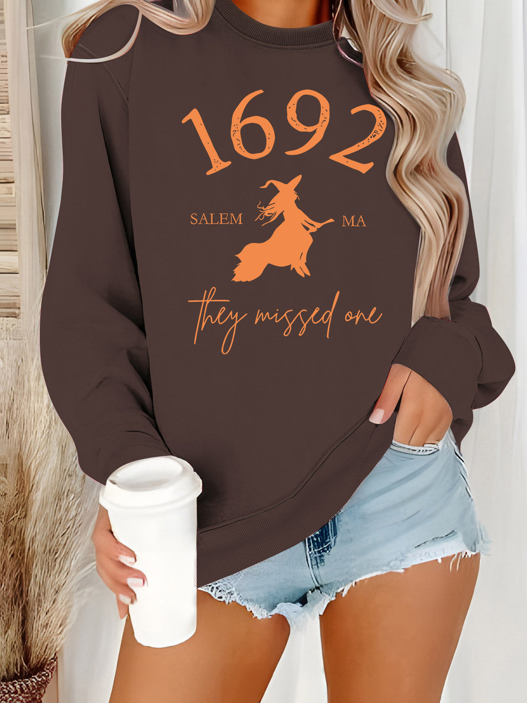 Kvinnors sweatshirt med kreativ häxdesign och bekväm passform Mirla-Eva Jonsson