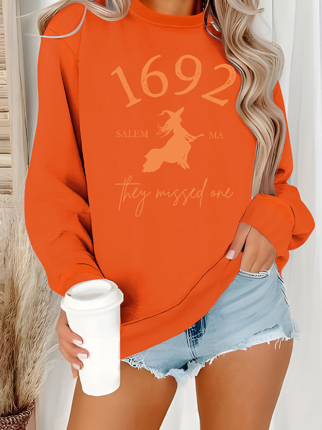 Kvinnors sweatshirt med kreativ häxdesign och bekväm passform Mirla-Eva Jonsson