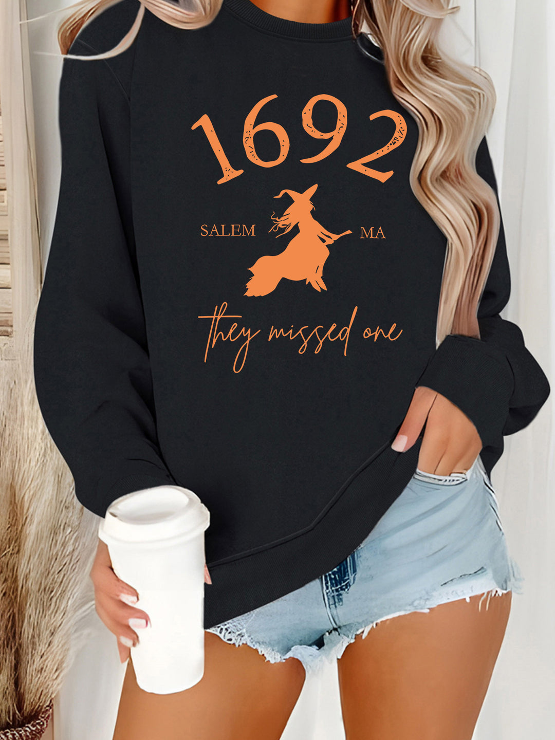 Kvinnors sweatshirt med kreativ häxdesign och bekväm passform Mirla-Eva Jonsson