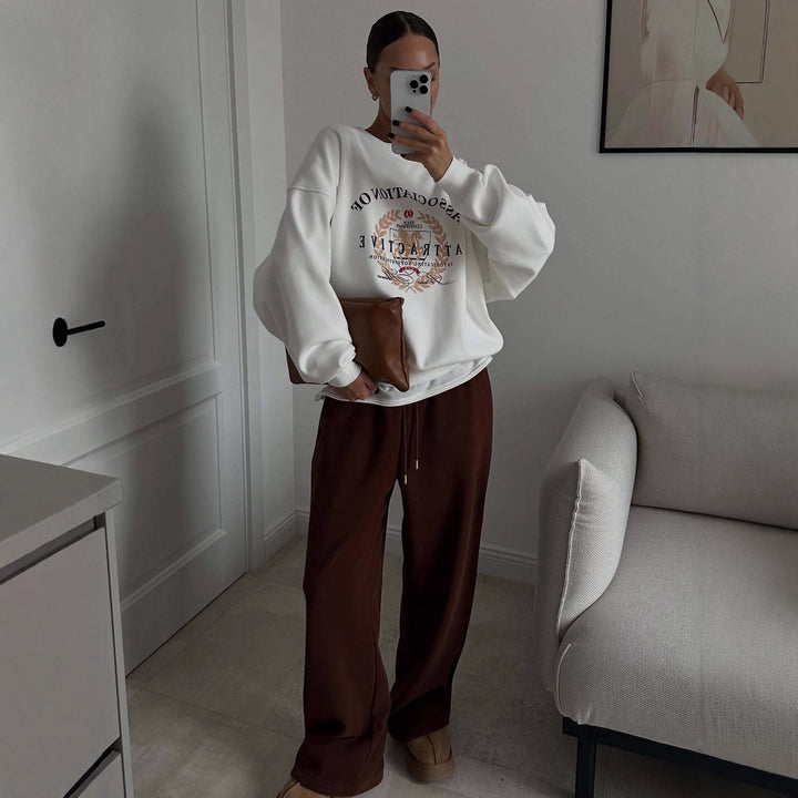 Kvinnors sweatshirt med kreativ text och oversize passform Mirla-Eva Jonsson