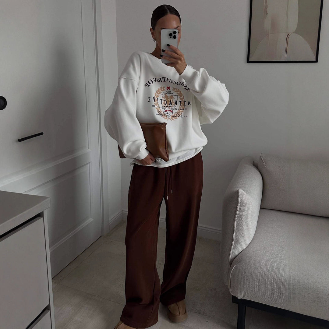 Kvinnors sweatshirt med kreativ text och oversize passform Mirla-Eva Jonsson