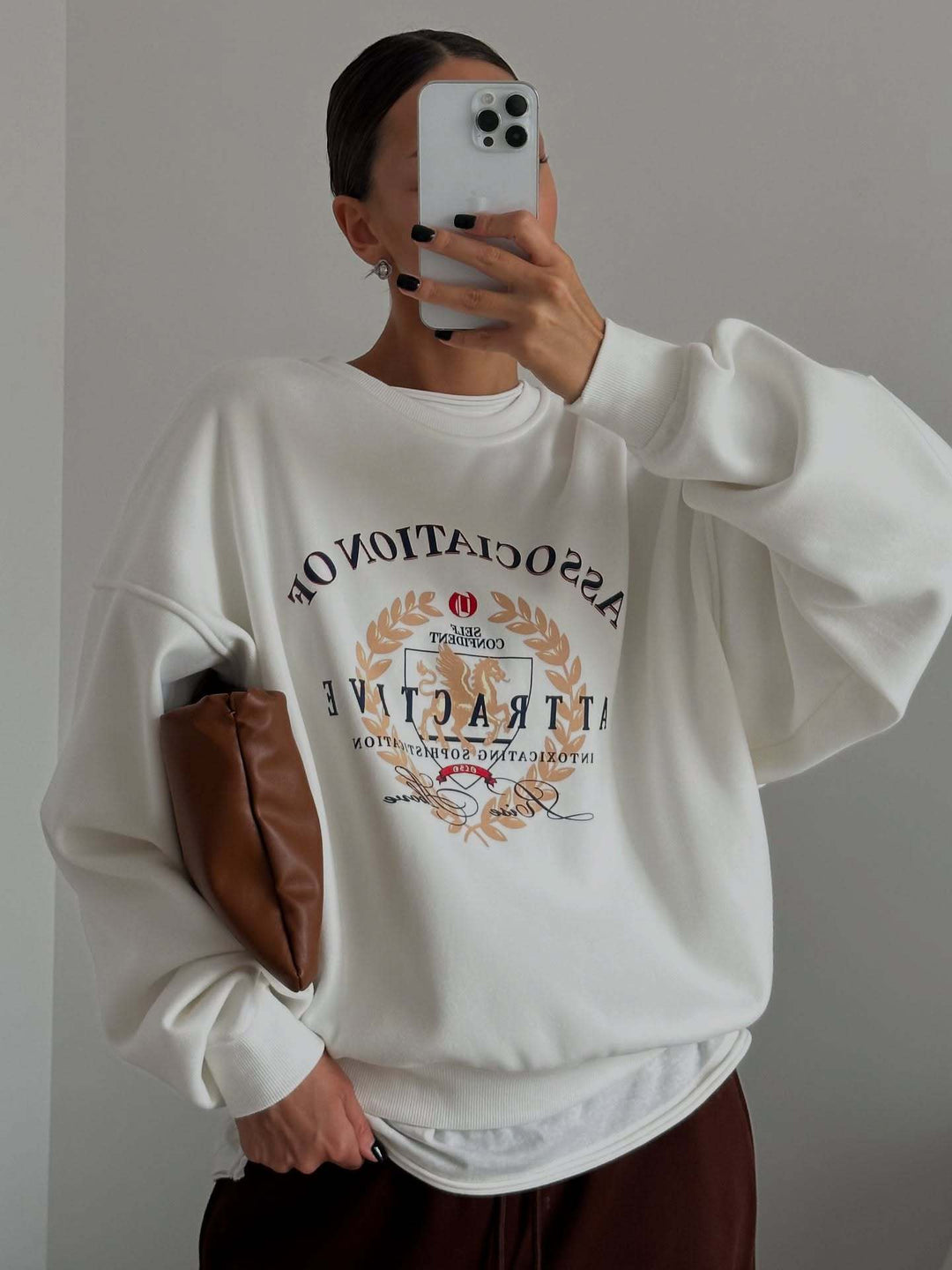 Kvinnors sweatshirt med kreativ text och oversize passform Mirla-Eva Jonsson
