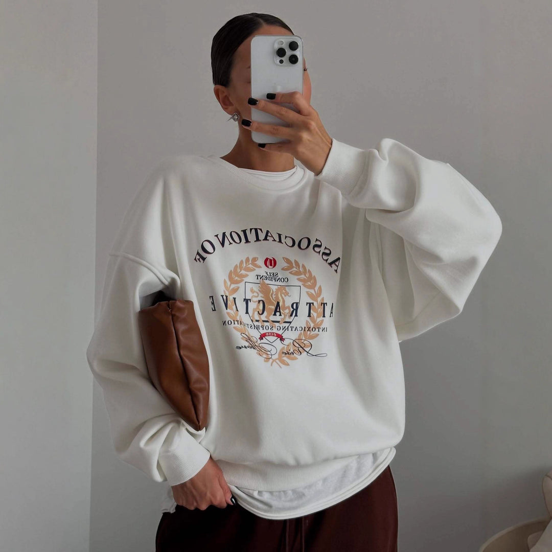 Kvinnors sweatshirt med kreativ text och oversize passform Mirla-Eva Jonsson