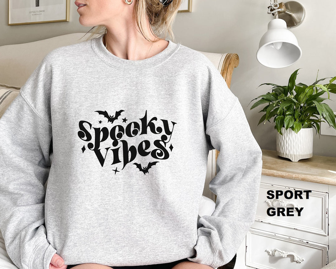 Kvinnors sweatshirt med lekfull Halloween-design och bekväm passform Mirla-Eva Jonsson