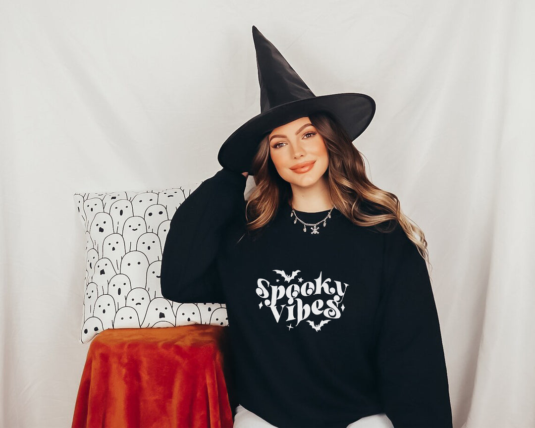 Kvinnors sweatshirt med lekfull Halloween-design och bekväm passform Mirla-Eva Jonsson
