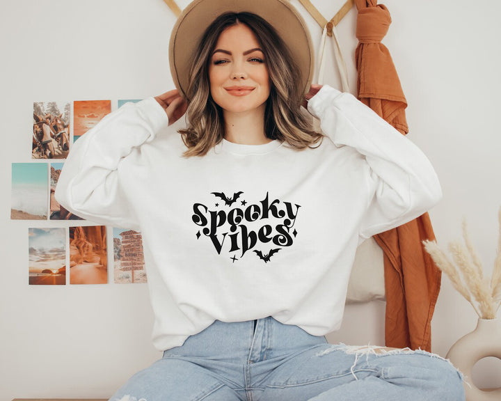 Kvinnors sweatshirt med lekfull Halloween-design och bekväm passform Mirla-Eva Jonsson