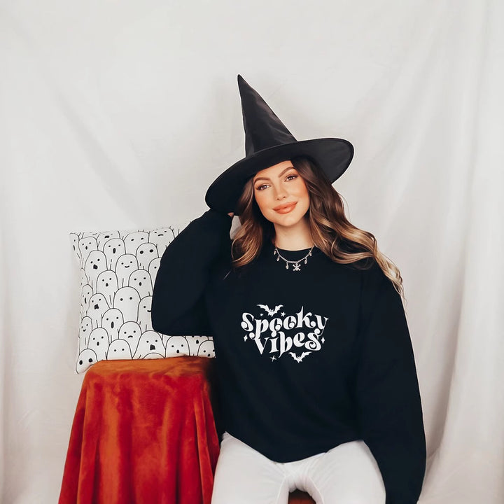 Kvinnors sweatshirt med lekfull Halloween-design och bekväm passform Mirla-Eva Jonsson